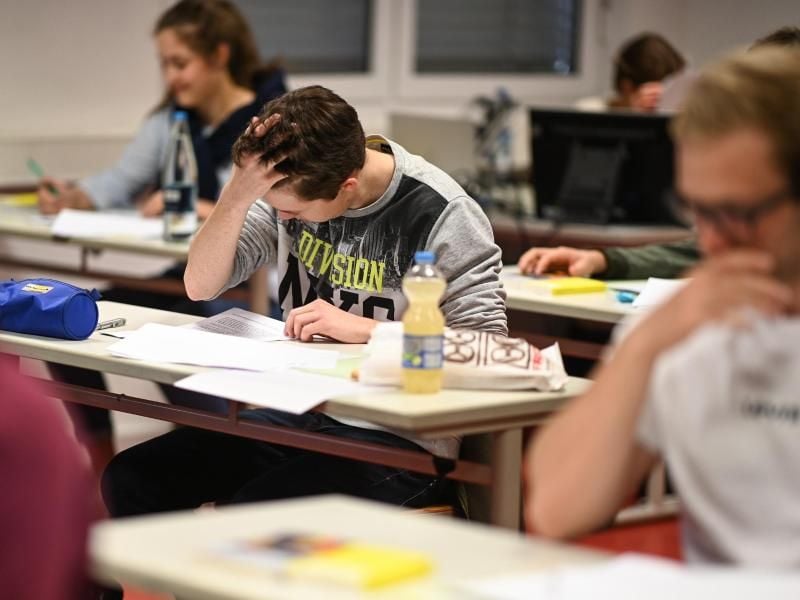Die hessischen Abiturprüfungen sind am Mittwoch wie geplant mit dem Fach Mathematik fortgesetzt worden. Foto: Felix Kästle/dpa/Archivbild