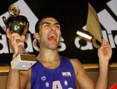 Harun Sipahi vom BAC Wolfenbüttel jubelt nach der Siegerehrung über seinen Titel im Halbweltergewicht bei den Deutschen Meisterschaften der Boxamateure am Samstag (01.11.2003) in Wismar. Titelverteidiger Harun besiegte im Finale vor 1.400 Zuschauern den 20-jährigen Schweriner Martin Dreßen mit 16:10 nach Punkten. (Foto: Jens Büttner dpa)