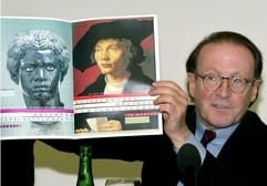 Den Plakatentwurf für die Ausstellung von Skulpturen und Gemälden aus Dresdner Galerien hält Peter-Klaus Schuster, Generaldirektor der Staatlichen Museen zu Berlin, am Donnerstag (07.11.2002) in der Hauptstadt in den Händen. Wichtige Teile der vor der Augustflut geretteten Sammlungen werden ab 22. November im Martin-Gropius-Bau unter dem Titel "Nach der Flut. Die Dresdner Skulpturensammlung in Berlin" gezeigt. Rund zwei Wochen später zeigt dann das Alte Museum 140 Meisterwerke aus der Dresdener Gemäldegalerie.)