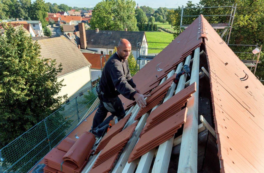 Einen herrlichen Ausblick auf Obhausen hat Mike Kober von der Firma Jacob. Doch fürs Schauen bleibt keine Zeit. Das Dach muss gedeckt werden.