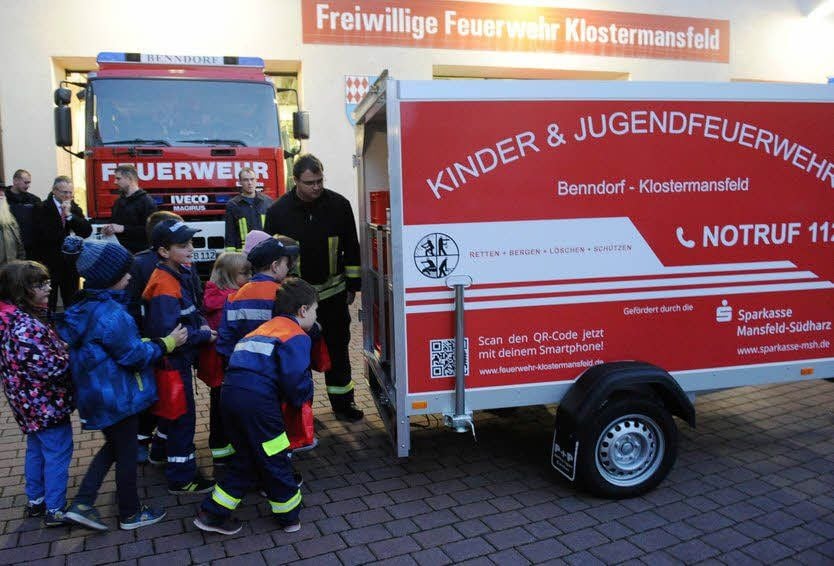 Die Kinder wollen es genau wissen: Was befindet sich alles im Anhänger?
