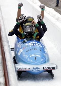 Das deutsche Bobteam mit Andre Lange, Rene Hoppe, Kevin Kuske und Carsten Embach beim Überqueren der Ziellinie. (Foto: dpa)
