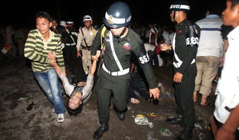 Helfer retten nach der Massenpanik beim traditionellen Wasserfest in der kambodschanischen Hauptstadt Phnom Penh einen Schwerverletzten. (FOTO: DPA)