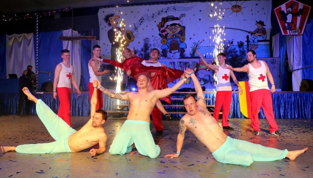 Was „Vogelbeobachter“ so alles erleben können, das erzählte das Männerballett den Hunderten Gästen im Saal.