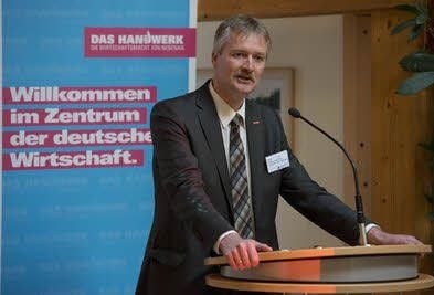 Handwerkskammer-Hauptgeschäftsführer Burghard Gruppe nahm den Regen gelassen und begrüßte die Kollegen.
