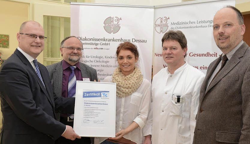 Jens Hennicke (TK), Pflegedirektor Johannes Koschig, Qualitätsbeauftragte Stefanie Lorenz, Chefarzt Michael Meisel und Geschäftsführer Diakonissenkrankenhaus Torsten Ernst (v.l.) bei der Zertifikatsübergabe.