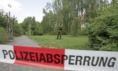 Ein Polizeibeamter sichert den Fundort einer Kinderleiche in einen Park in Leipzig. Drei Tage nach dem Verschwinden der achtjährigen Michelle ist hier eine Kinderleiche gefunden worden. (Foto: dpa)