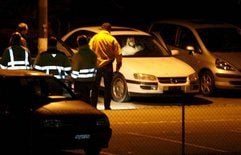 Spezialisten der Schweizer Polizei untersuchen den Opel Omega, der auf einem Parkplatz der Psychiatrischen Universitätsklinik Zürich beim Burghölzli, einem Hügel im Südosten der Stadt, abgestellt war. (Foto: dpa)