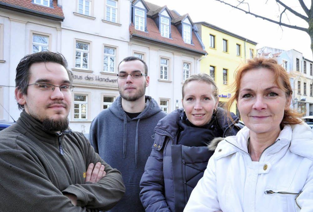 Kerstin Freist (rechts), Sophia Jochheim und die beiden Köche Maximilian Laurich und Marcus Ebeling (links) starten am 1. Februar mit der „Tellerbar“ im Haus des Handwerkes durch.