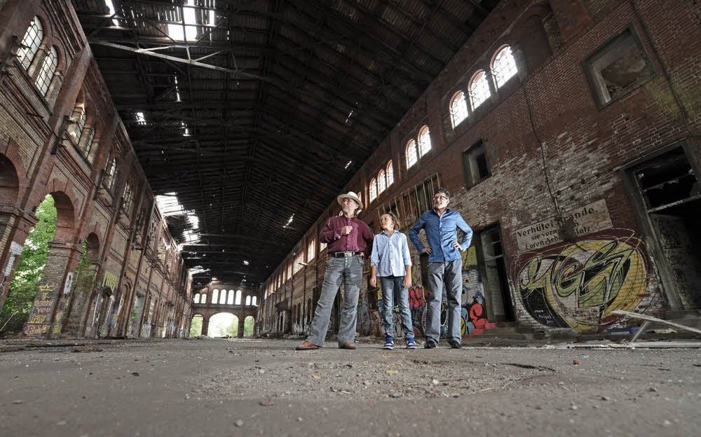 Richard Schmid, Béla und Thies Streifinger (v.l.) im alten Schlachthof. Der Ort soll für Halle werden, was die Freistadt Christiania in Kopenhagen ist