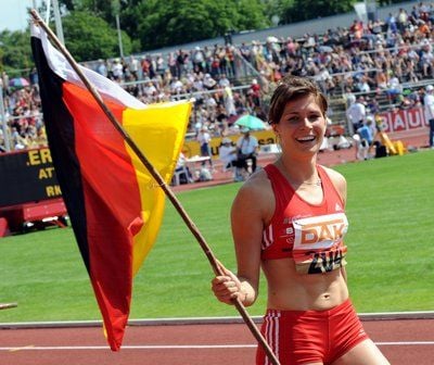 Carolin Nytra aus Bremen jubelt mit einer Deutschland-Fahneüber ihren Sieg über 100 Meter Hürden in 12,78 Sekunden. (FOTO: DPA)