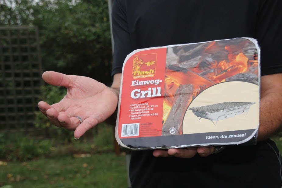 Die auf Baumärkten angebotenen Einweggrills sind preiswert, dürfen aber im öffentlichen Raum nicht benutzt werden.