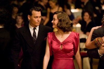 Schwerverbrecher John Dillinger (Johnny Depp) und seine Freundin Billie Frechette (Marion Cotillard) schauen sich im Kinofilm «Public Enemies» tief in die Augen. Der Film richtet den Fokus auf das aufreibende Katz- und Maus-Spiel zwischen dem FBI und Dillingers Bande, die in den 1930er Jahren mit spektakulären Raubüberfallen und brutalen Morden die Gesetzeshüter in Atem hielt.