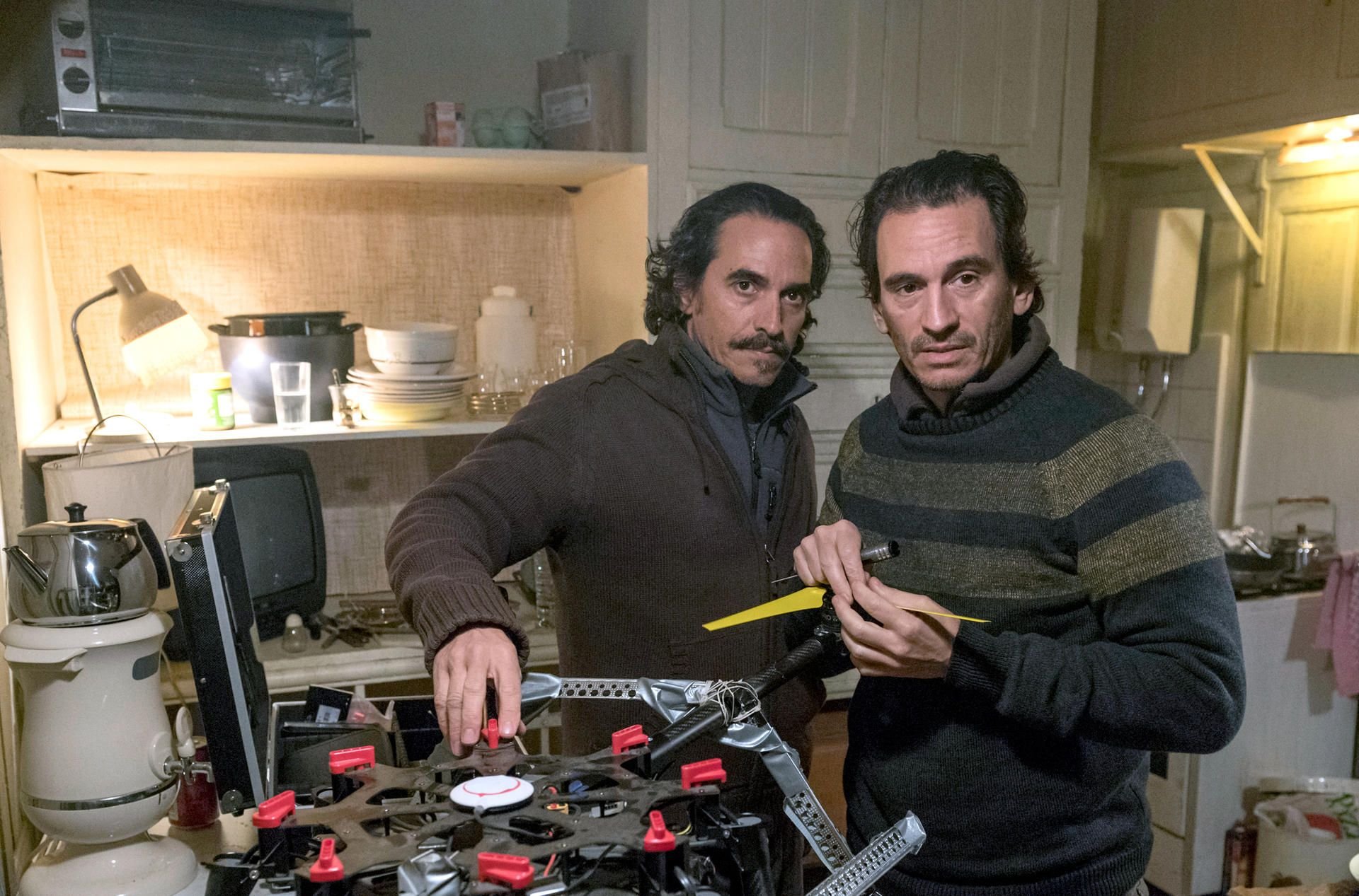 Martin und Mirhat Rojan (Diego und Cuco Wallraff) beim Bau einer Drohne.
