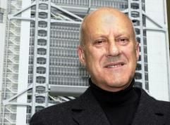 Der britische Architekt Sir Norman Foster (Archivbild vom 24.10.2001) vor dem Modell der von ihm entworfenen Hauptverwaltung der Hongkong und Shanghai Bank in der Ausstellung «Architecture is About People» im Museum für Angewandte Kunst in Köln. (Foto: dpa)