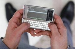 Das Multimedia-Handy X 1 der Firma Sony Ericsson ist sowohl über eine Tastatur als auch per Touchscreen bedienbar. (Foto: ddp)