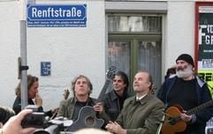 Der ehemalige Musiker der Klaus Renft Combo, Peter «Cäsar» Gläser (v.l.), die Mitglieder der aktuellen Besetzung der Klaus Renft Combo, Thomas «Monster» Schoppe, Gisbert «Pitti» Piatkowski, Leipzigs Ordnungsbürgermeister Andreas Müler (SPD) und das Mitglied der aktuellen Besetzung der Klaus Renft Combo, Marcus Schloussen, stehen am Dienstag (09.10.07) in Leipzig unter dem Straßenschild der Renftstraße. (Foto: ddp)