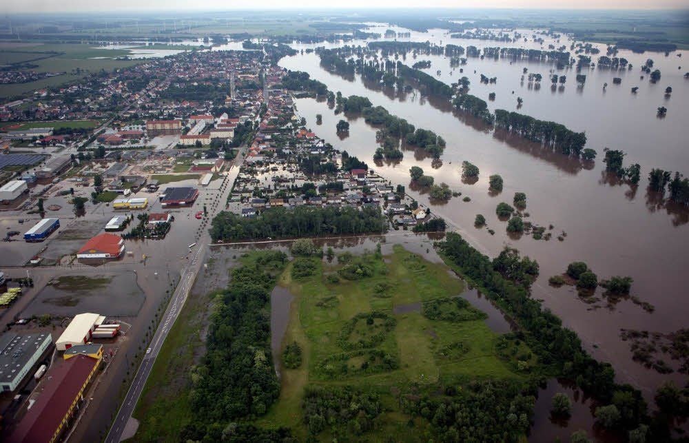 Großflächig ist Elster im Juni 2013 von der Elbe überflutet. Links im Bild das Gewerbegebiet, an dessen oberem Rand die Tagesstätte liegt.