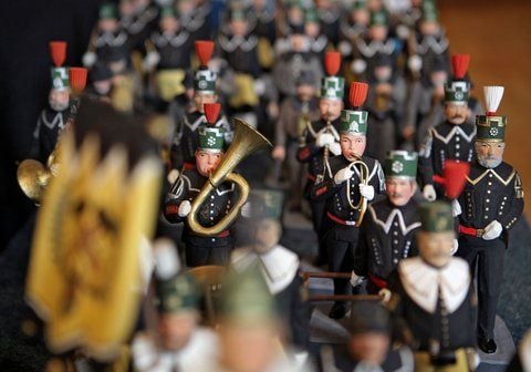 Eine geschnitzte Bergparade der Schneeberger Schule.Gut 1000 Exponate aus dreihundert Jahren Schnitzerei werden ausgestellt. Dabei reicht die Palette vom mannshohen Bergmann bis zu Märchenszenen in Nüssen und Kirschkernen. (FOTO: DPA)