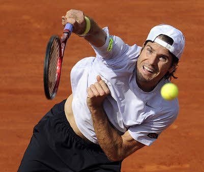 Tommy Haas unterlag dem Weltranglistenersten aus Serbien nach 2:13 Stunden 3:6, 6:7 (5:7), 5:7 und verpasste es, nach vier Jahren Abstinenz zum fünften Mal ins Halbfinale eines Grand-Slam-Turniers einzuziehen.