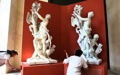 Letzte Vorbereitungen treffen Mitarbeiter der Stiftung Preussische Schlösser und Gärten Berlin-Brandenburg am Freitag (23.06.2006) an der Figur «Allegorie der Luft» für die Ausstellung «Marmor, Stein und Eisen bricht.... Die Kunst zu Bewahren» in der Orangerie im Neuen Garten in Potsdam. (Foto: dpa)