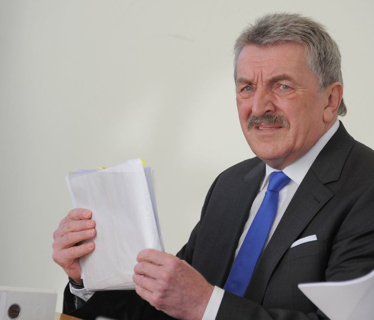 Der beurlaubte Bürgermeister von Guben, Klaus-Dieter Hübner (FDP), im Verhandlungsraum im Landgericht in Cottbus (Brandenburg)