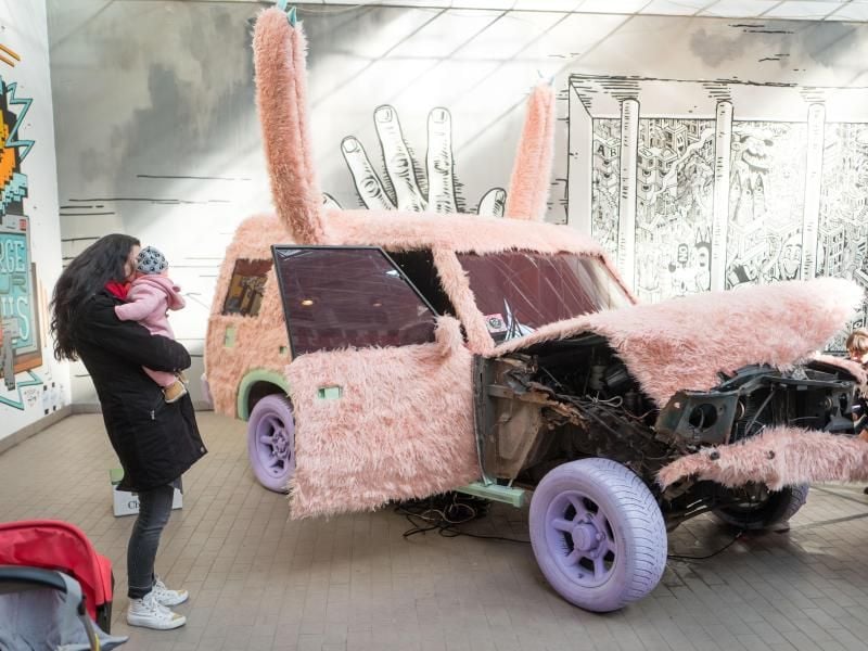 Vor dem Abriss des Gebäudes zeigen rund 70 Künstler ihre Streetart-Werke. Foto: Jörg Carstensen