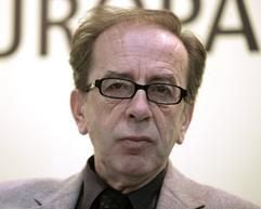 Der in Frankreich lebende albanische Schriftsteller Ismail Kadare feiert am 27. Januar 2006 seinen 70. Geburtstag. (Foto: dpa)