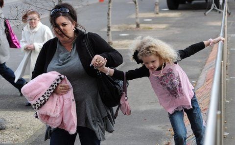 Eine Mutter kommt mit ihrer Tochter zum Schönheitswettbewerb für Kinder in Northcote an, einem Vorort von Melbourne in Australien. (FOTO: DPA)