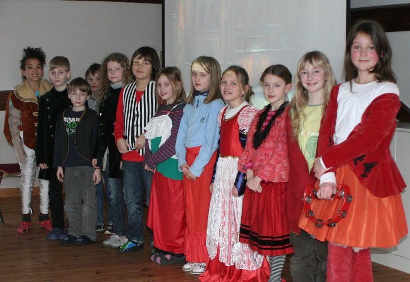 Die zwölf Mädchen und Jungen der Evangelischen Grundschule Wittenberg durften bei ihrer Frühlingswerkstatt in Klöden, um die Oper Carmen nachzuspielen, in entsprechende Kostüme schlüpfen.
