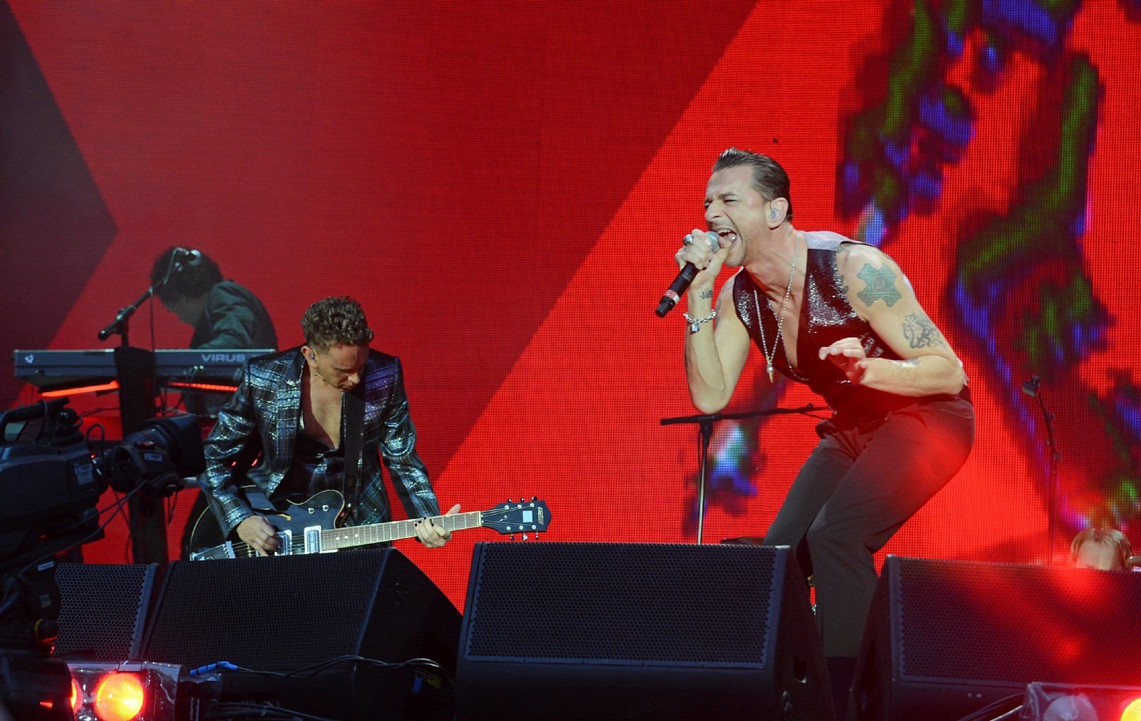 Der Frontmann der britischen Synthie-Pop-Band Depeche Mode, Dave Gahan, beim Konzert der "The Delta Machine Tour" in Leipzig.