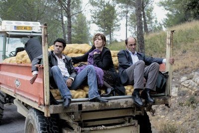 Karim (Jamel Debbouze, l), Agathe Villanova (Agnes Jaoui, M) und Michel Ronsard (Jean-Pierre Bacri, r) sitzen im Kinofilm «Erzähl mir was vom Regen» auf einem Anhänger. (FOTO: DPA)