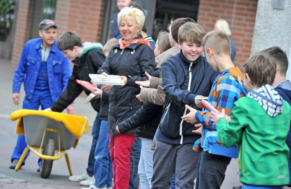 Die Bibliothek Bitterfeld zieht um: Bücher gehen von Hand zu Hand, bis sie das neue Domizil im Rathaus erreicht haben.