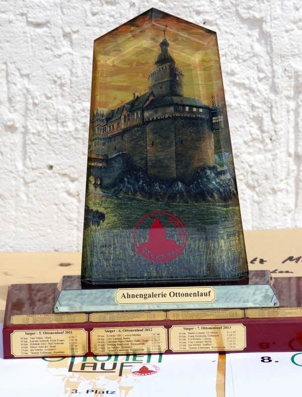 Auf dem Pokal mit der Burg Falkenstein werden die Sieger verewigt.