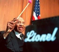 Der legendäre amerikanische Big-Band-Leader und Vibrafonist Lionel Hampton ist tot. Er starb am Samstagmorgen im Alter von 94 Jahren in einem Krankenhaus in New York. Ein Sprecher des Krankenhauses sagte, Hampton sei nach einem «langen glücklichen Leben» den Folgen einer Herzerkrankung und der Altersschwäche erlegen. Hampton war einer der ganz Großen des Jazz.
