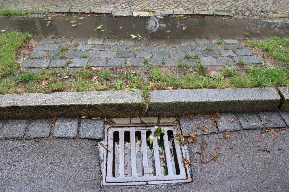 Unter der Pfütze befindet sich noch ein zweiter Kanal.