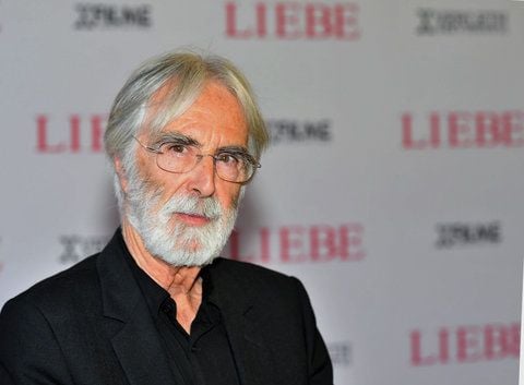 Der österreichische Regisseur Michael Haneke posiert im September 2012 vor dem Kino International in Berlin bei der Deutschlandpremiere seines Kinofilms "Liebe". (ARCHIVFOTO: DAPD)