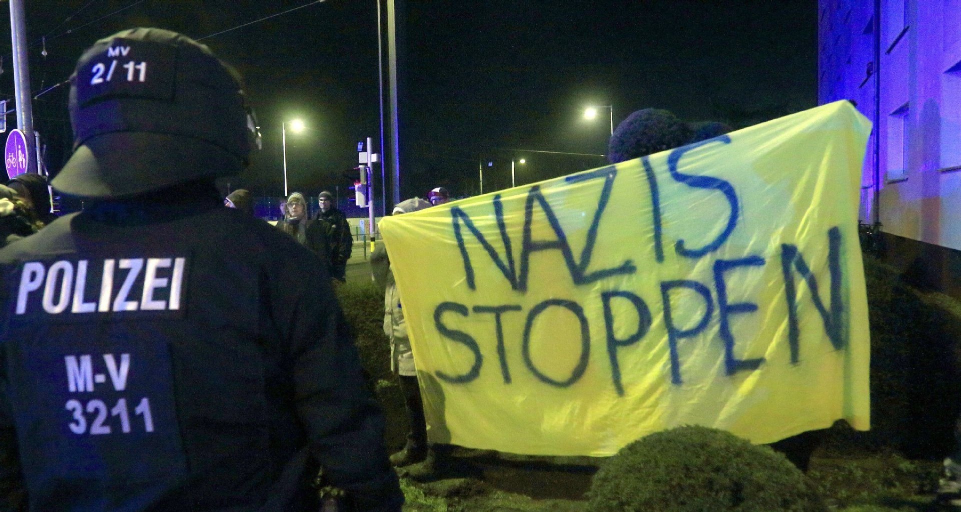 "Nazis stoppen" steht auf einem Transparent linksgerichteter Demonstranten in Magdeburg.