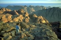 Auf den Spuren biblischer Geschichte - Pilgerreisen an den Weihnachtsfeiertagen lassen sich bei den Veranstaltern unter anderem zum Berg Sinai in Ägypten buchen. (Foto: Ägyptisches Fremdenverkehrsamt/dpa/gms)