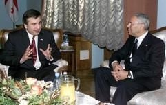 Georgian Präsident Mikhail Saakashvili (l) im Gespräch mit Colin Powell (Foto: dpa)