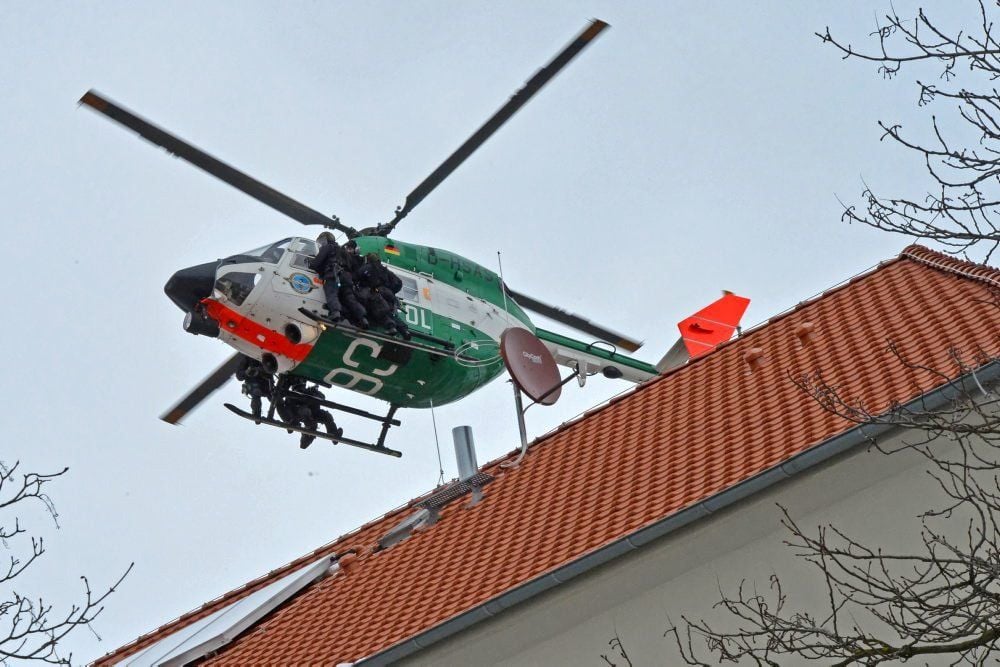 Ein Polizei-Hubschrauber fliegt während eines Trainings am 1. März 2013 auf dem Gelände der Fachhochschule der Polizei in Aschersleben SEK-Beamte zum Einsatzort.