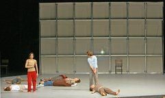 Auf der Bühne des Deutschen Nationaltheaters (DNT) in Weimar proben Tänzer und Schauspieler eine Szene aus «Faust. Der Tragödie zweiter Teil» von Johann Wolfgang Goethe. (Foto: dpa)