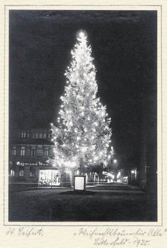Auch 1930 stand der Weihnachtsbaum vor dem Rathaus.