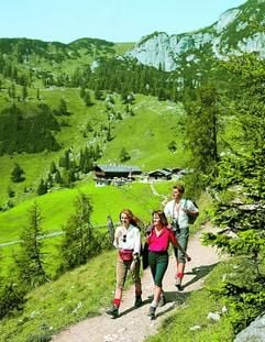 Erholung am Ufer des Sees - in der Umgebung des Achensee kann gewandert werden. (Foto: dpa)