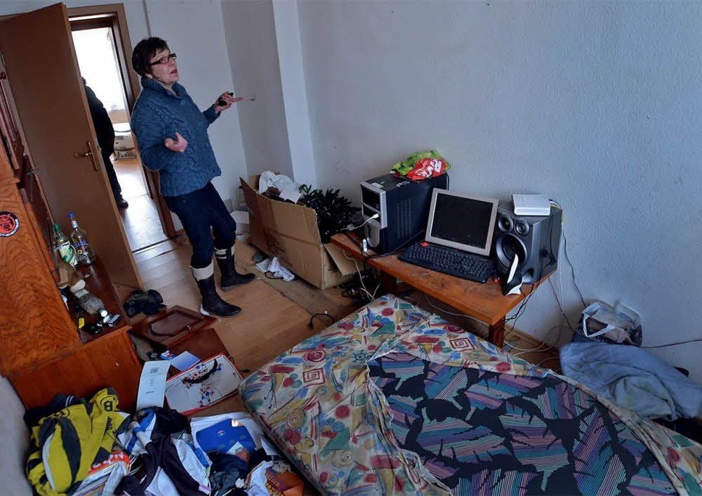 Heike Dahm steht kopfschüttelnd inmitten des zurückgelassenen Mülls.
