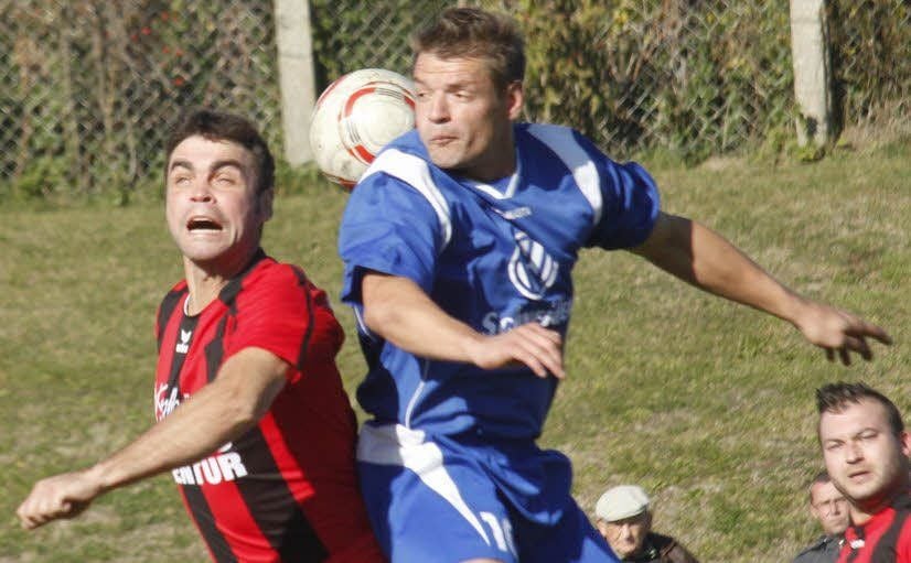 Eislebens Raik Rothe (blaues Trikot) zeigte sich gegen Kelbra engagiert, ging aber diesmal leer aus.