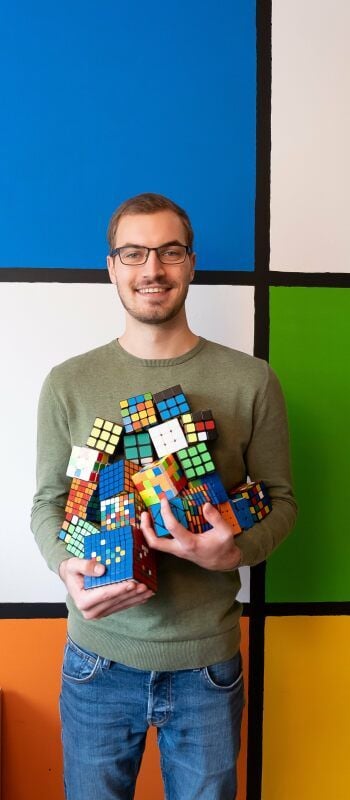 Lukas Rettler ist Fanatiker. Zu sehen ist das nicht nur an seiner beeindruckenden Sammlung der Rubikswürfel. Auch den Anstrich seines Zimmers widmete der Wittenberger seinem Hobby - eine Würfelbude sozusagen.