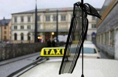Vor dem Chemnitzer Hauptbahnhof steht am 4. Dezember 2007 ein Taxi mit einem Trauerflor an der Antenne. In der Nacht zuvor hatten unbekannte Täter eine Taxifahrerin im Chemnitzer Schlossteichviertel mit mehreren Messerstichen ermordet. (Foto: dpa)