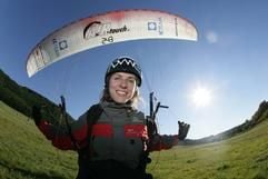 Die Vize-Weltmeisterin im Gleitschirmfliegen, Ewa Wisnierska, hält beim Training am Boden bei Bernkastel-Kues ihren Schirm. (Foto: dpa)