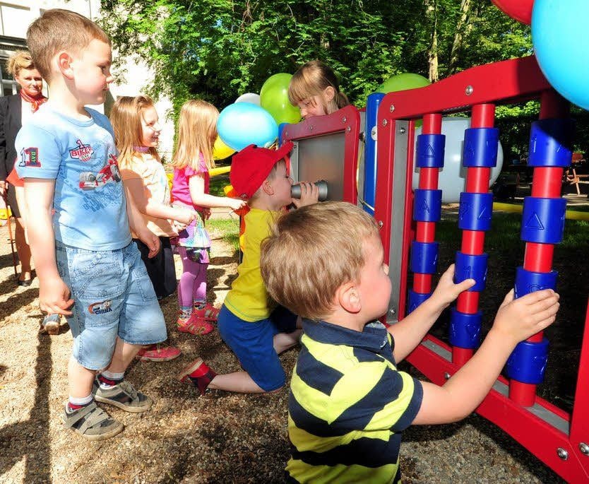 Die Kleinen testen die neue Sinneswand in ihrem Kindergarten.